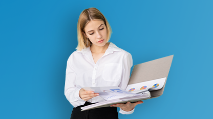 Donna con una cartellina aperta che tiene in mano dei fogli su sfondo azzurro