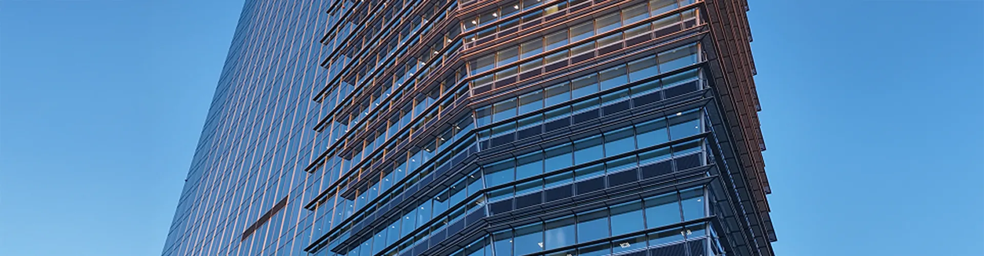 Dettaglio del palazzo Gioia 22 sede di Intesa Sanpaolo Assicurazioni.