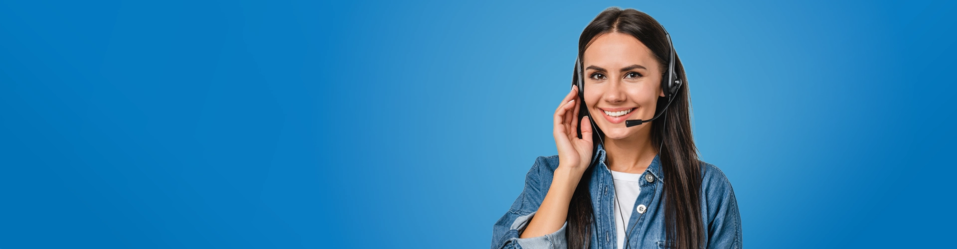 Giovane con auricolare che guarda la telecamera mentre assiste il cliente su sfondo blu