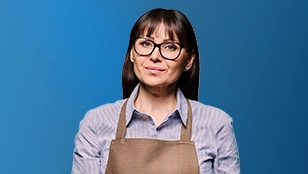 Su fondo blu sfumato con sulla destra una donna a mezzo busto con capelli scuri e occhiali, che indossa una camicia azzurra e un grembiule da lavoro marrone, mentre guarda direttamente l'osservatore con un sorriso accennato.