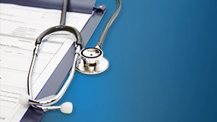 Stetoscopio d'argento e grigio appoggiato su una cartella clinica con moduli cartacei sparsi. Gli oggetti sono su uno sfondo blu scuro uniforme.