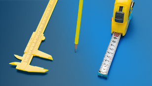 Un'immagine ravvicinata di strumenti di misurazione disposti su uno sfondo blu scuro. A sinistra, un calibro a corsoio in ottone completamente visibile e non ostruito, con una scala di misurazione chiara. Al centro, un compasso o matita con puntale in ottone. A destra, un metro a nastro retrattile giallo con nastro esteso, che mostra numeri di misurazione millimetrici, come in precedenza. L'ottone del calibro è uniforme.