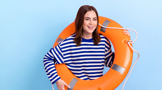 Giovane donna con  maglia a righe sorride e tiene un salvagente arancione