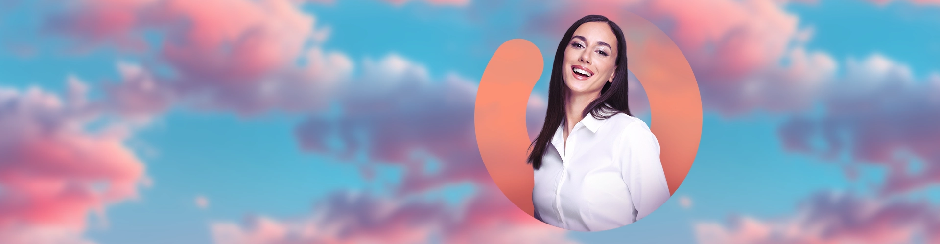 Presentatrice di un podcast sulla cultura assicurativa promossa da Ispa che sorride