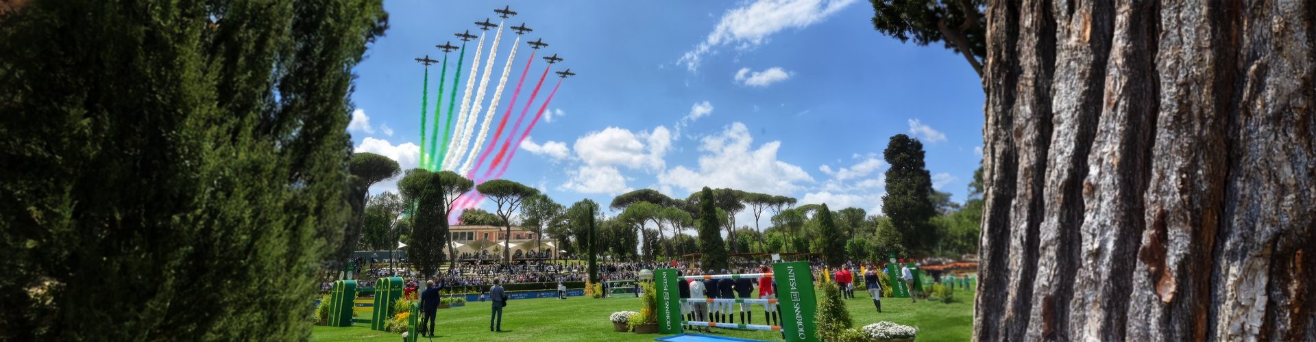 Piazza di Siena allestita per una gara di salto ad ostacoli di equitazione e le frecce tricolore che la sorvolano