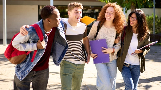 Gruppo di giovani che si abbracciano e sorridono