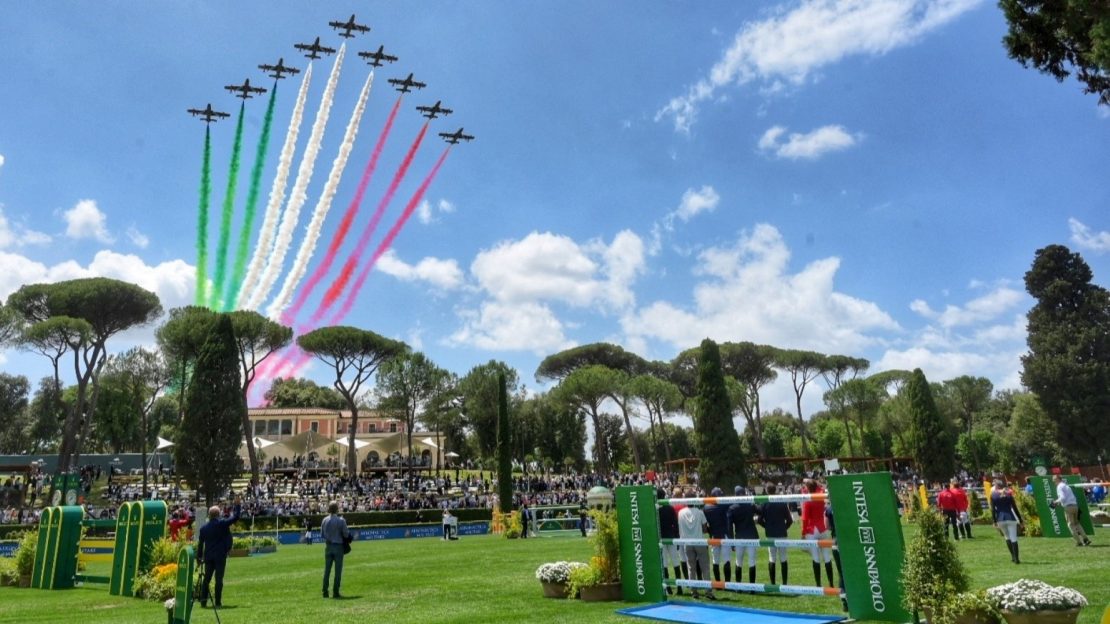 Piazza di Siena allestita per una gara di salto ad ostacoli di equitazione e le frecce tricolore che la sorvolano