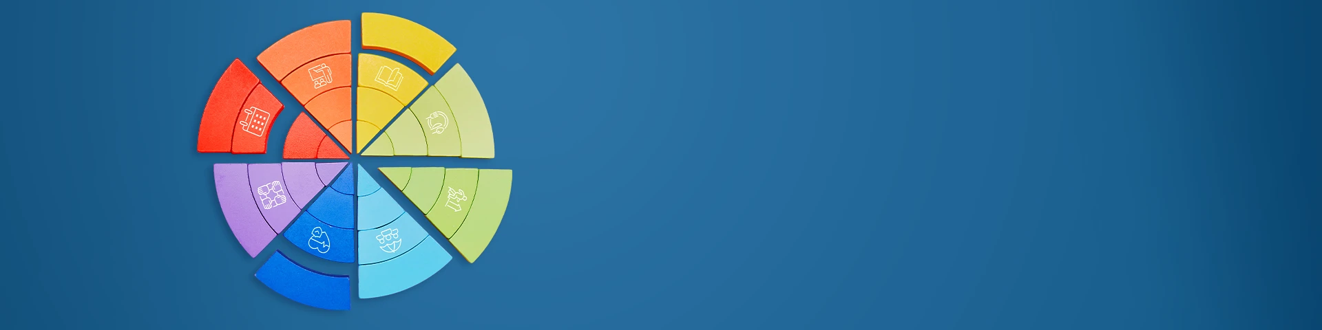 Un grafico circolare a blocchi è composto da sette segmenti di colore rosso, arancione, giallo, verde chiaro, verde scuro, blu e viola, disposti in senso orario su uno sfondo blu scuro.