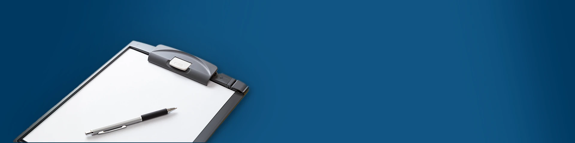 Un primo piano di una cartellina portadocumenti con un foglio bianco per annotare informazioni. Sopra si trova una penna per scrivere. Gli oggetti sono su uno sfondo blu scuro uniforme.