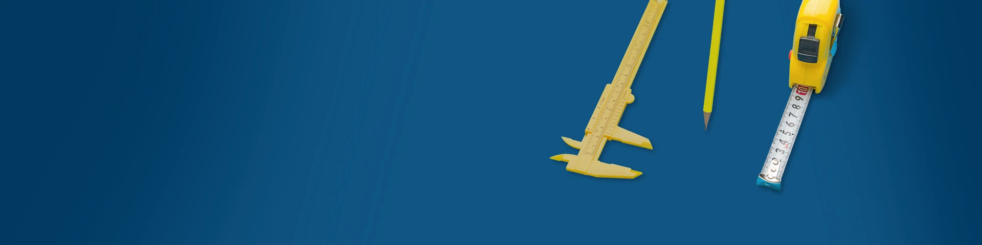 Un'immagine ravvicinata di strumenti di misurazione disposti su uno sfondo blu scuro. A sinistra, un calibro a corsoio in ottone completamente visibile e non ostruito, con una scala di misurazione chiara. Al centro, un compasso o matita con puntale in ottone. A destra, un metro a nastro retrattile giallo con nastro esteso, che mostra numeri di misurazione millimetrici, come in precedenza. L'ottone del calibro è uniforme.