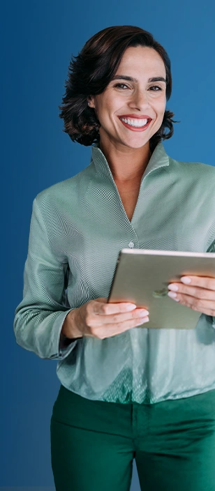 Donna sorridente su sfondo blu con in mano un tablet.