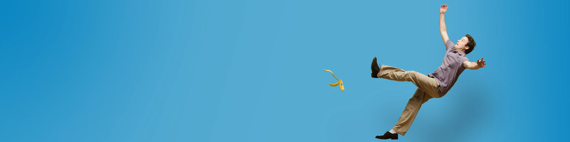 Uomo scivolato su una buccia di banana che sta per cadere