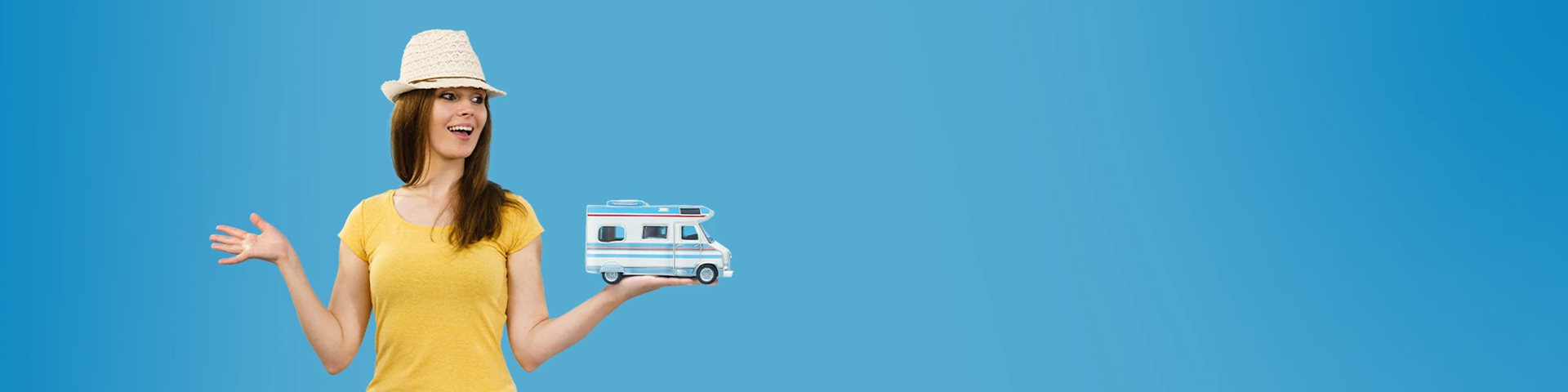 Donna sorridente con in mano un modellino di camper