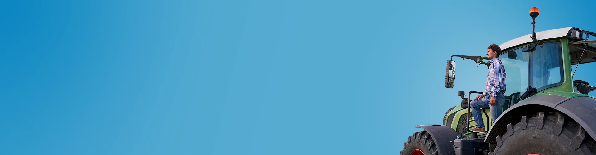 Uomo in piedi nella cabina del trattore