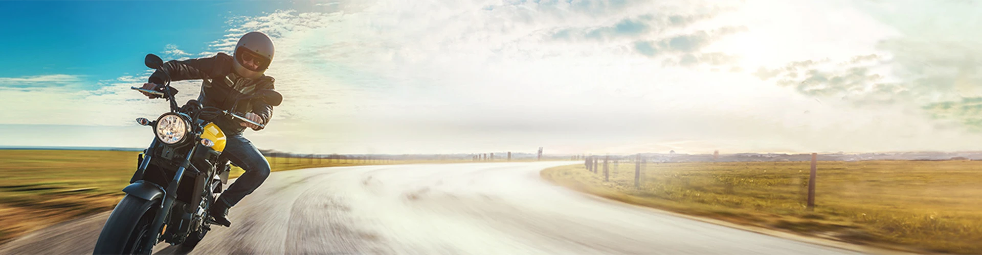 Motociclista in strada che sta guidando in curva