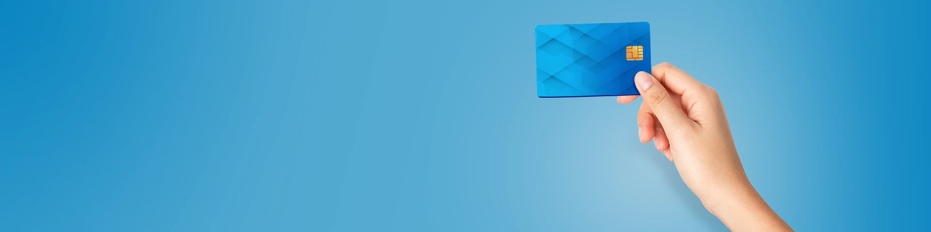 Mano che tiene una carta di pagamento