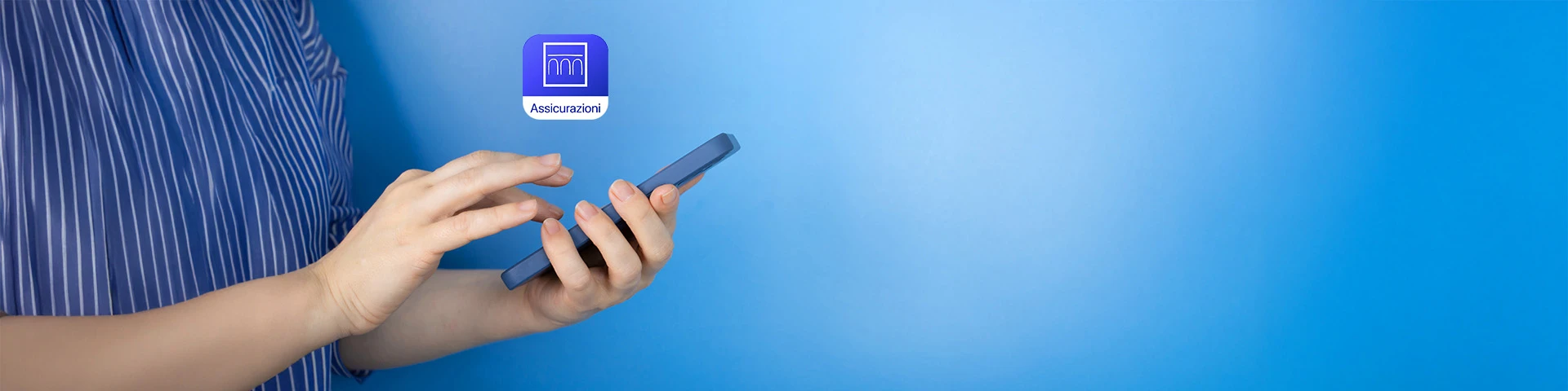 Mani di uomo che interagiscono con uno smartphone e visualizzazione icona app intesa sanpaolo assicurazioni.