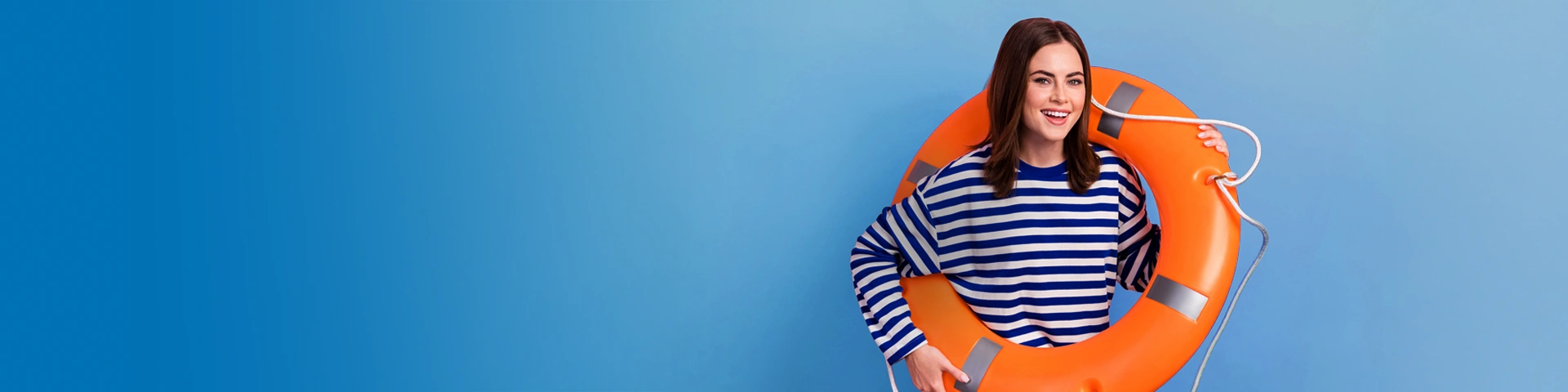 Ragazza sorridente in maglietta a righe bianche e blu con in spalla un salvagente