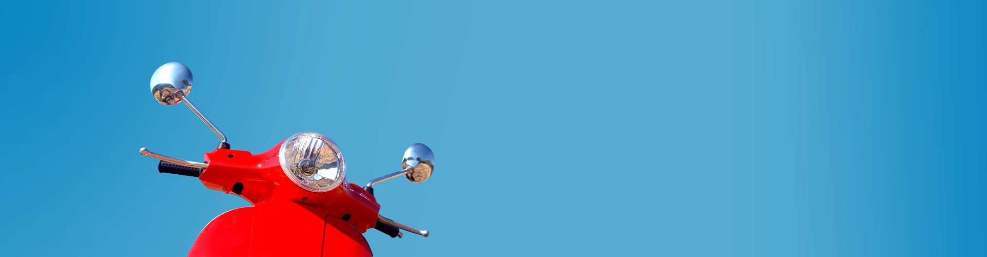 Primo piano del davanti di un motociclo Vespa rossa