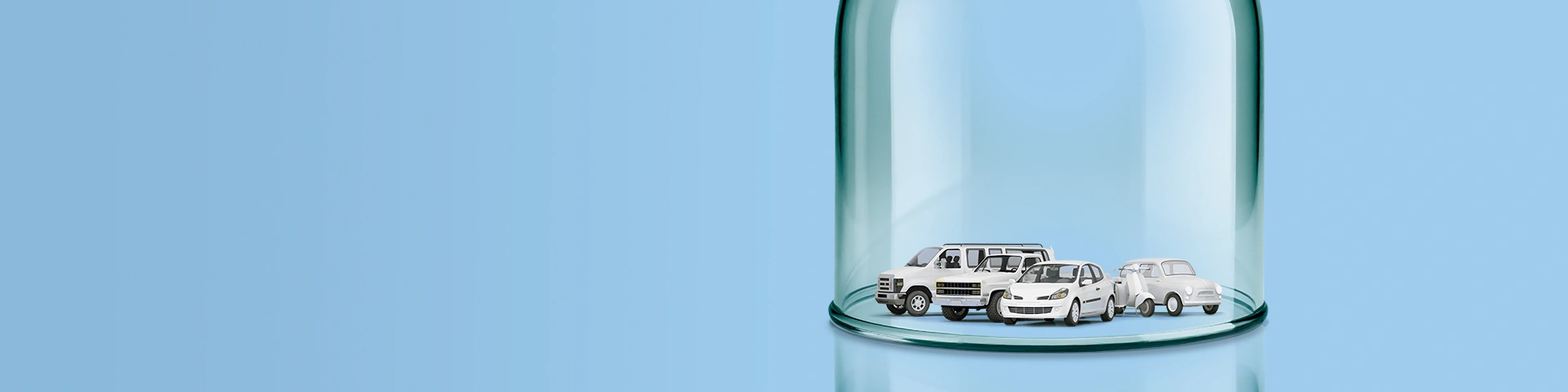 Campana di vetro con sotto quattro modellini di veicoli