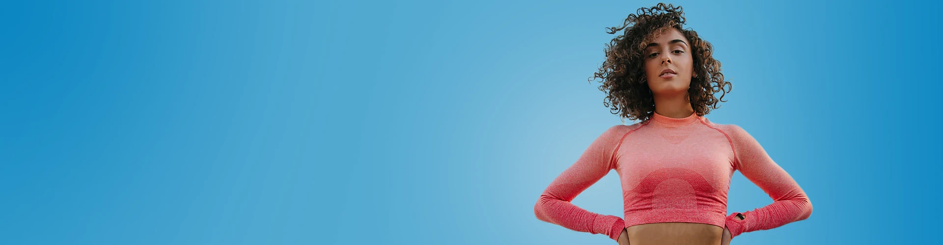 Giovane donna in maglietta da fitness