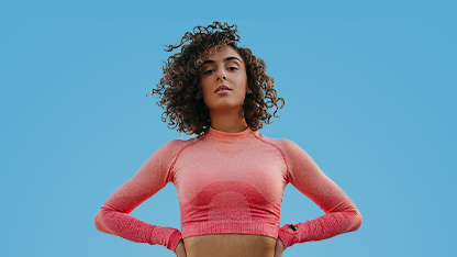 Giovane donna in maglietta da fitness