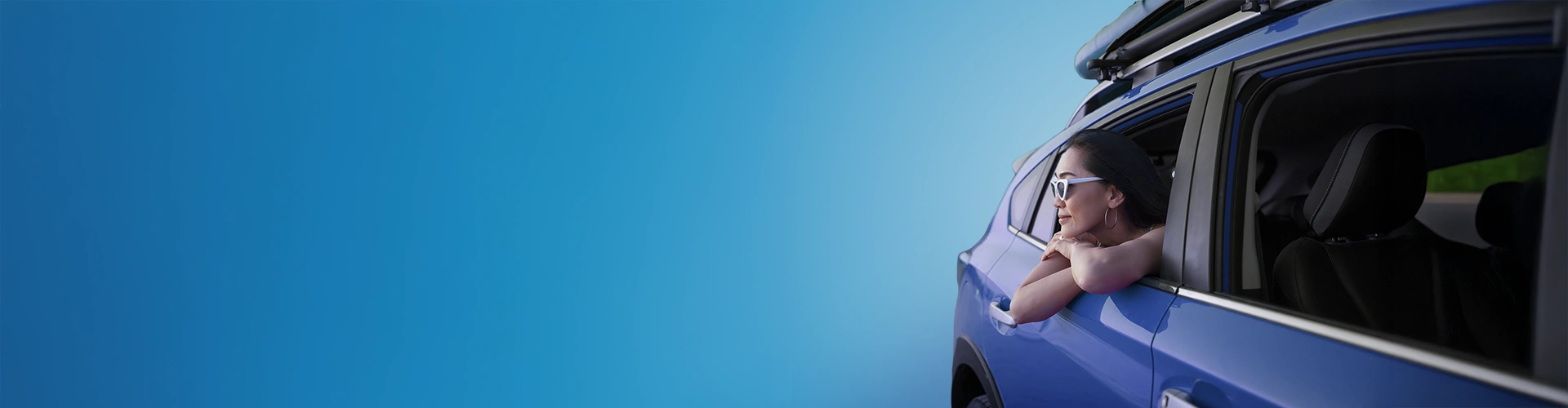 Donna sorridente in auto affacciata al finestrino posteriore