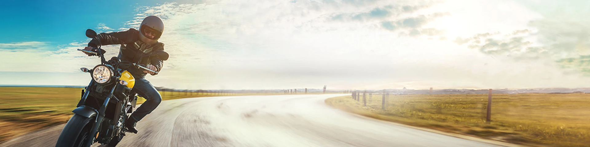 Motociclista in strada che sta guidando in curva