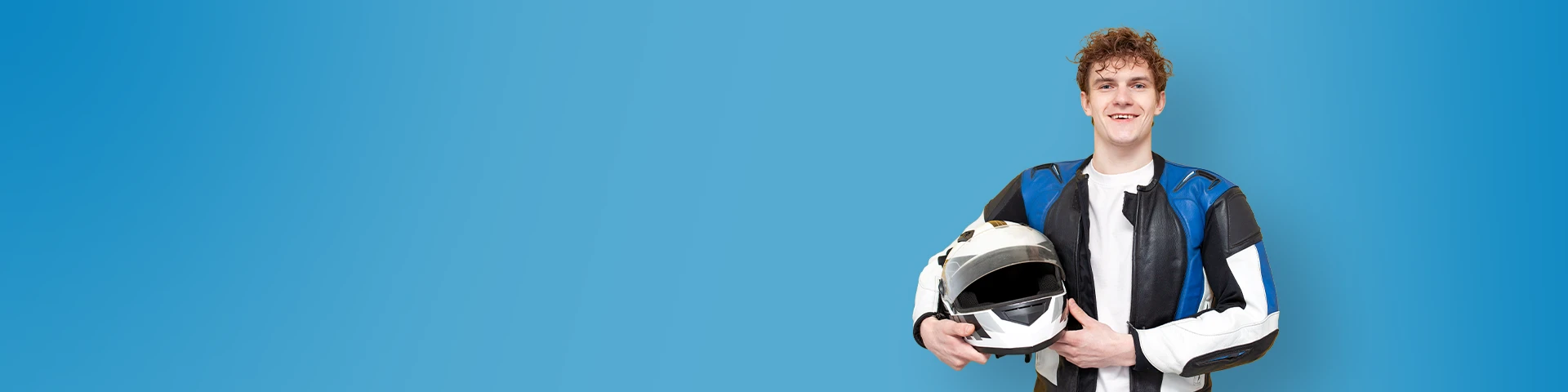 Ragazzo sorridente con in mano un casco da motociclista