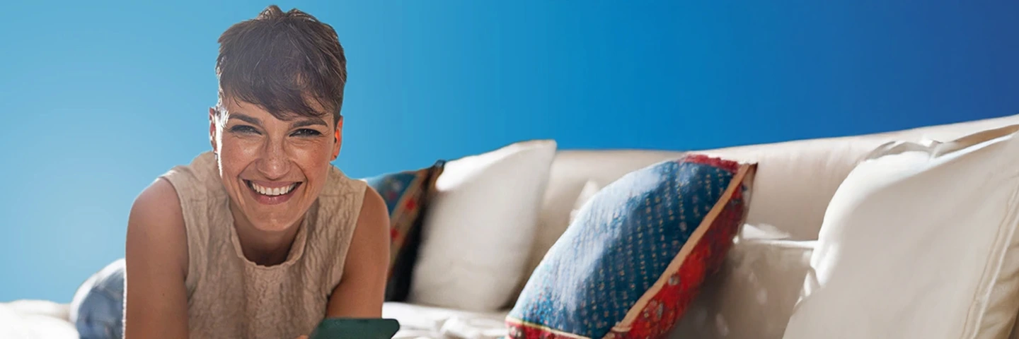 Donna sorridente su un divano