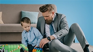 Papà e bambino seduti vicini che giocano