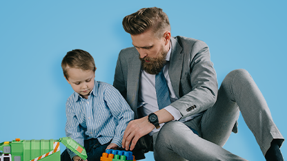 Papà e bambino seduti vicini che giocano