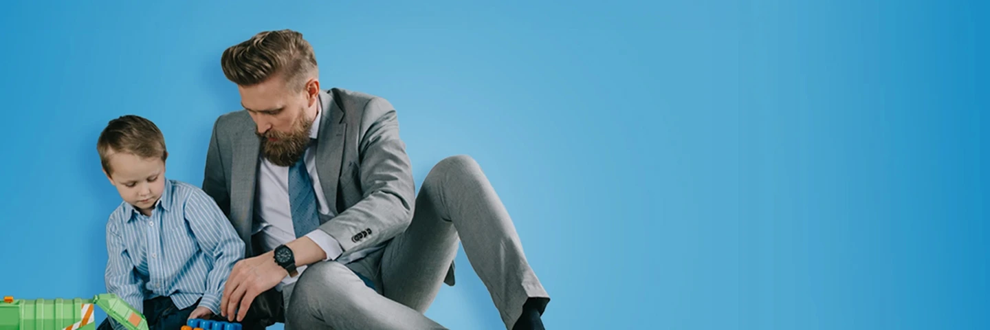 Papà e bambino seduti vicini che giocano
