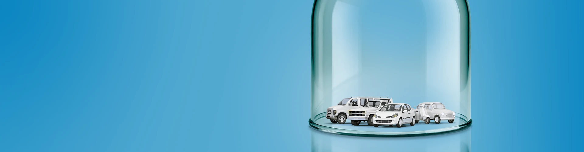 Campana di vetro con sotto quattro modellini di veicoli