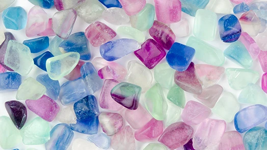 Insieme di vetri colorati blu, viola, azzurri, rosa e verde acqua.