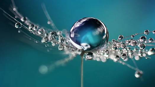 Sfera lucida color ottano con intorno tante piccole sfere lucide color argento.