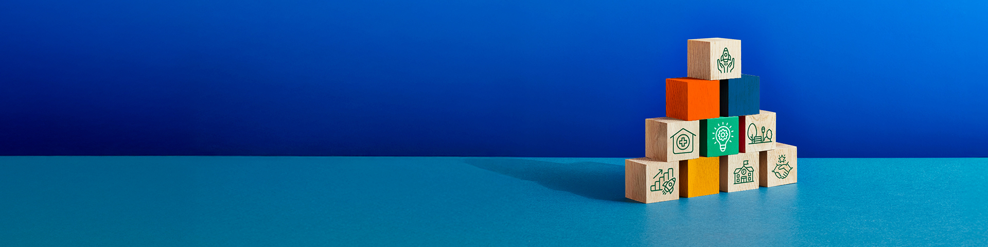 Cubi di legno colorati impilati a piramide con disegni
