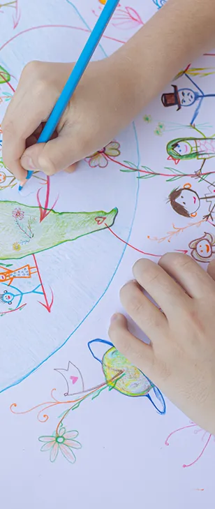 Foglio bianco con una mano che disegna e colora i continenti del mondo.